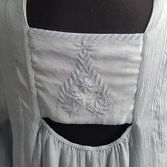 Crescent sz M midi dress.  Ice blue embroidery fabric.  Fully lined - Picture 5 of 9